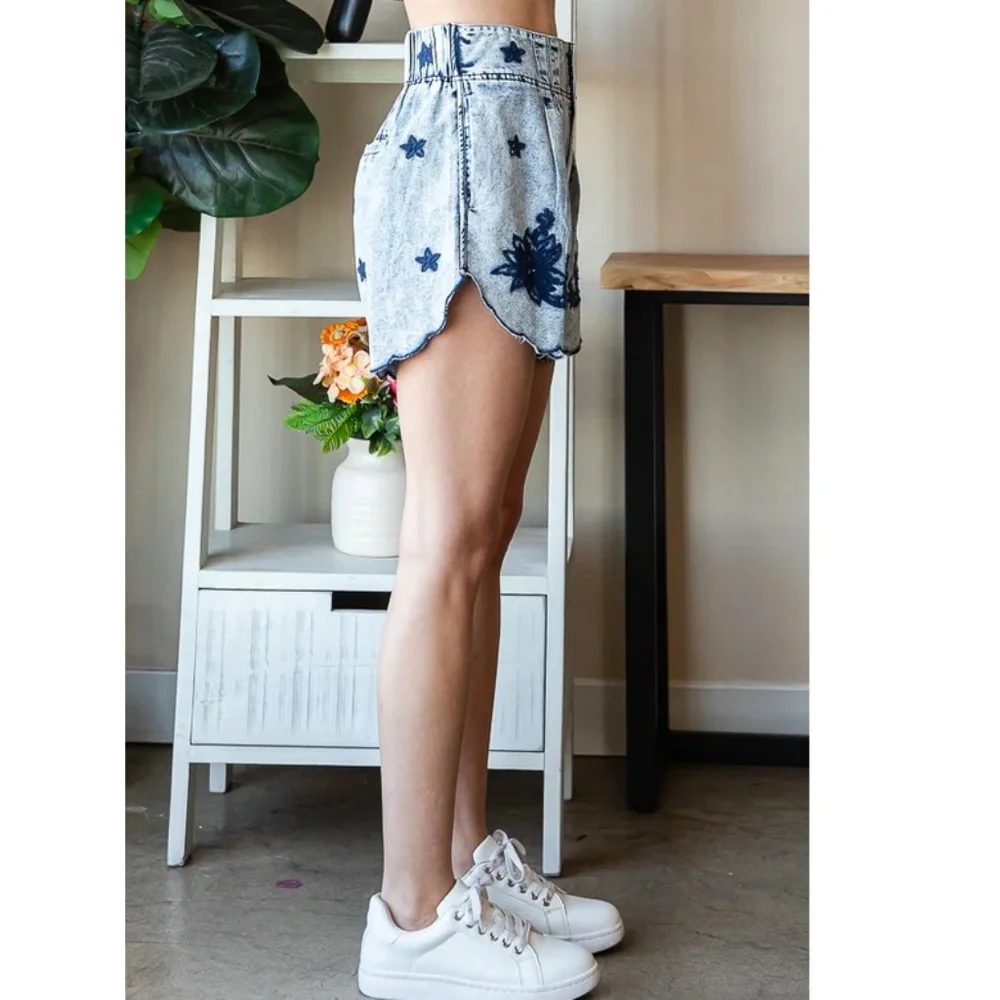 158. NWOT Oli & Hali Blue Floral Embroidered Denim Shorts - Picture 3 of 4